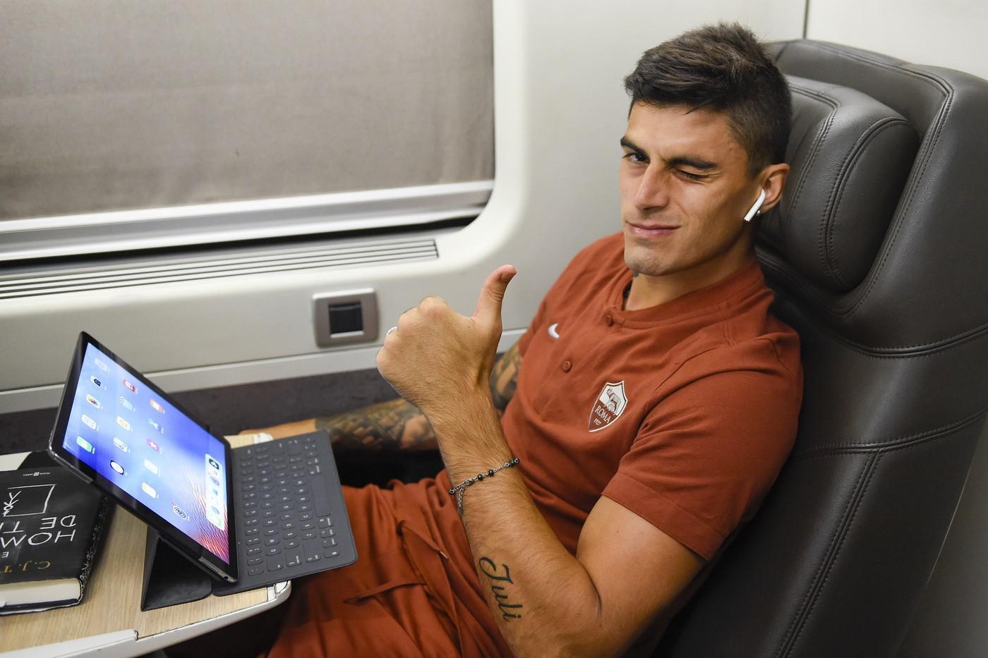 Diego Perotti, comodamente seduto con il suo tablet, di LaPresse