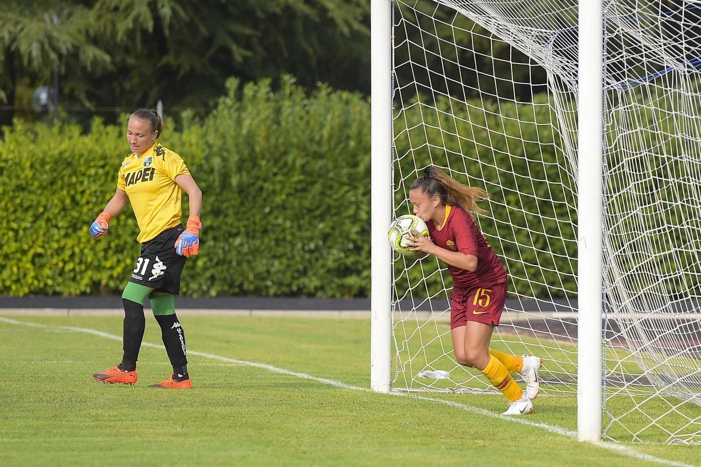 Annamaria Serturini recupera il pallone dopo aver trasformato il rigore del 2-1, di LaPresse