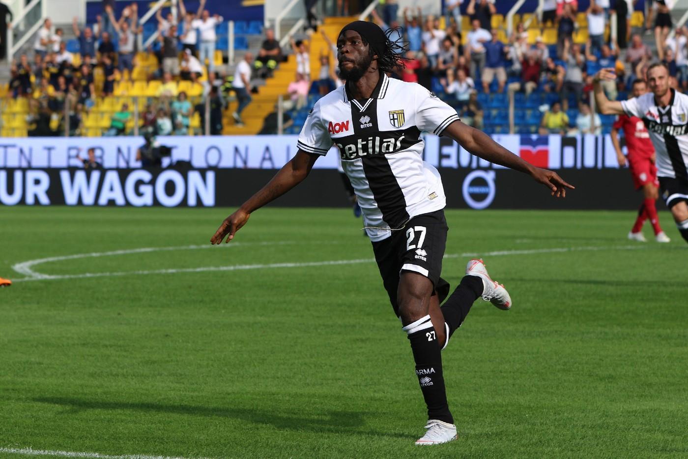 Gervinho esulta dopo il suo gol contro il Cagliari, di LaPresse