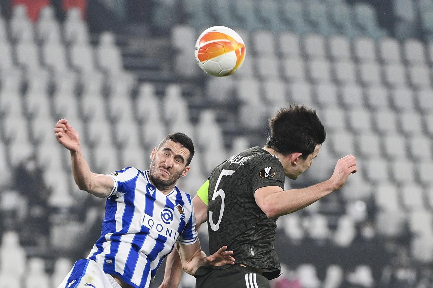 Maguire impegnato in un contrasto aereo nella gara dei sedicesimi di finale di Europa Legaue contro la Real Sociedad, di LaPresse