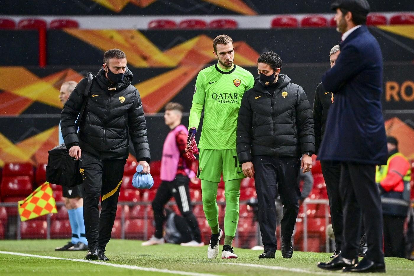 Pau Lopez lascia il campo a Old Trafford, di LaPresse