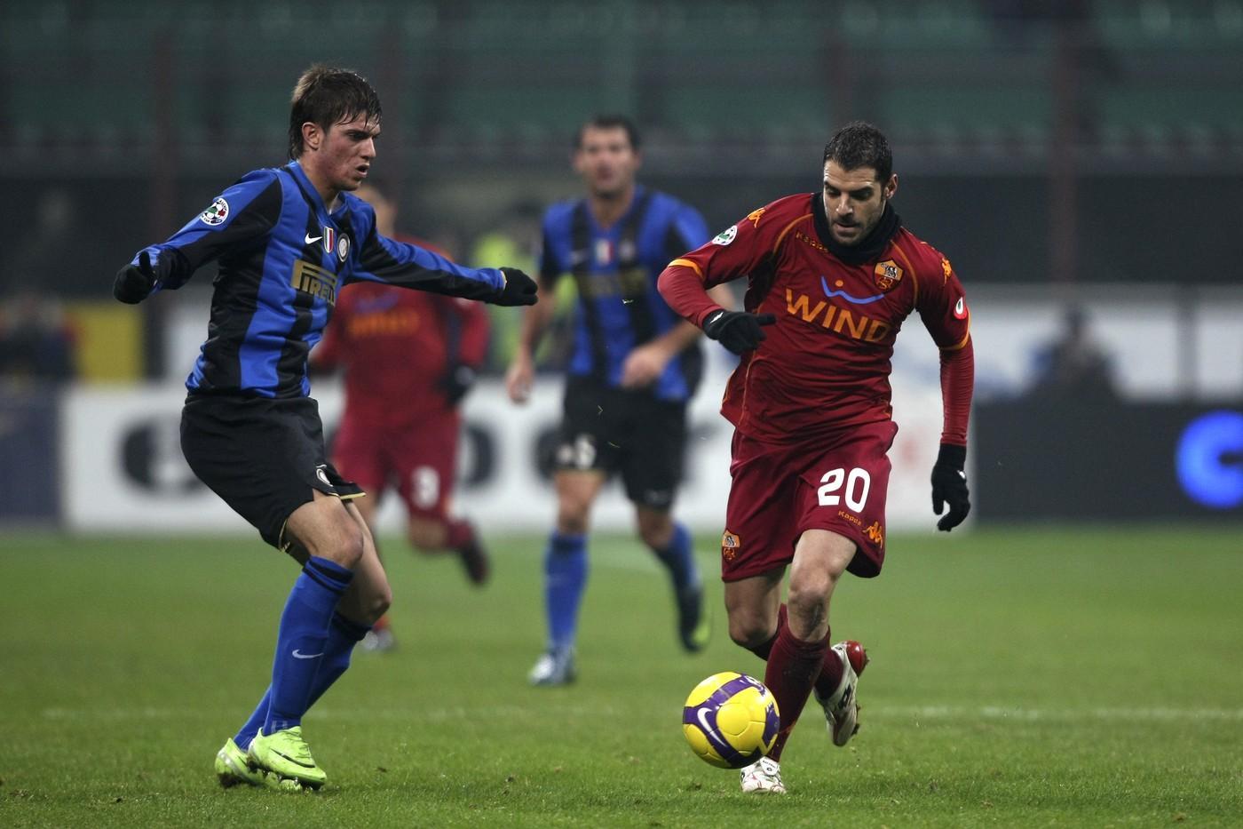 Simone Perrotta in azione contro l'Inter