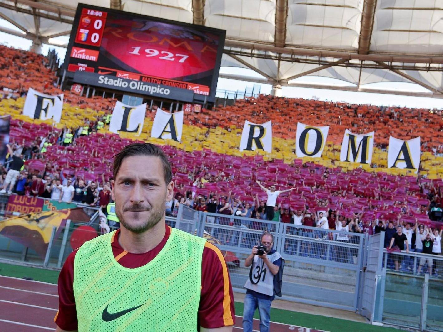 Francesco Totti sotto la Curva Sud nel giorno del suo ritiro