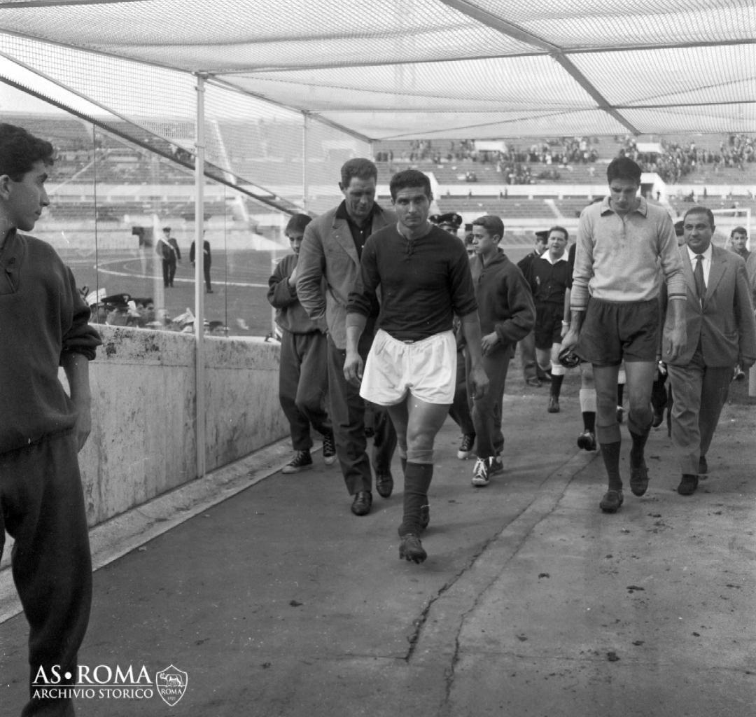 Giosuè Stucchi e Fabio Cudicini tornano negli spogliatoi al termine di uno dei due tempi di Roma-Union St. Gilloise 4-1, ritorno degli ottavi di finale di Coppa delle Fiere 1960/61 (@AS Roma / Dufoto)