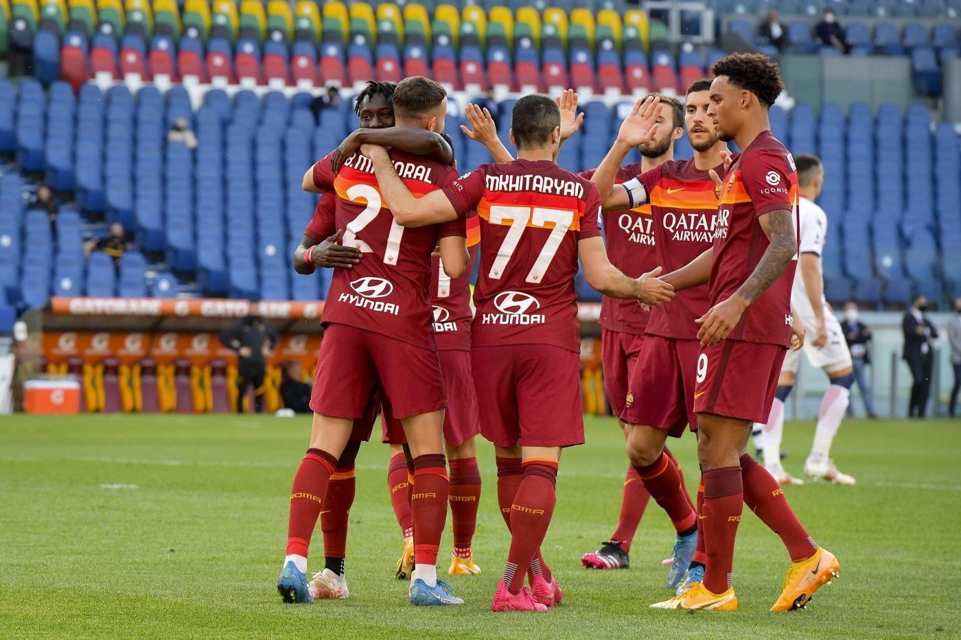 La squadra esulta dopo un gol contro il Crotone, di LaPresse
