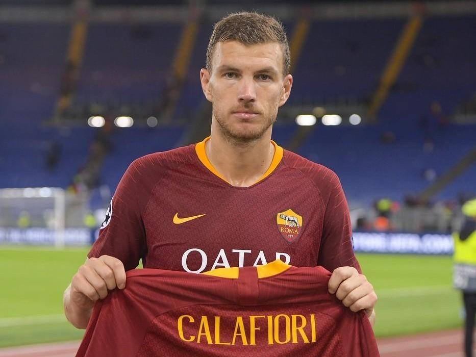 Dzeko con la maglia di Calafiori, di LaPresse