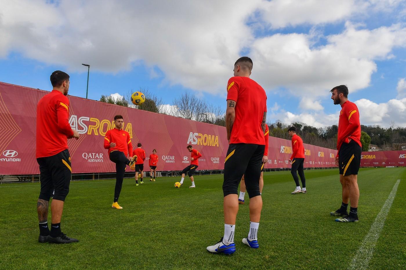 Quattro dei romanisti in orbita azzurra durante un allenamento a Trigoria: di spale Lorenzo Pellegrini e Gianluca Mancini; di profilo Bryan Cristante; e sullo sfondo, di fronte, Stephan El Shaarawy, di LaPresse