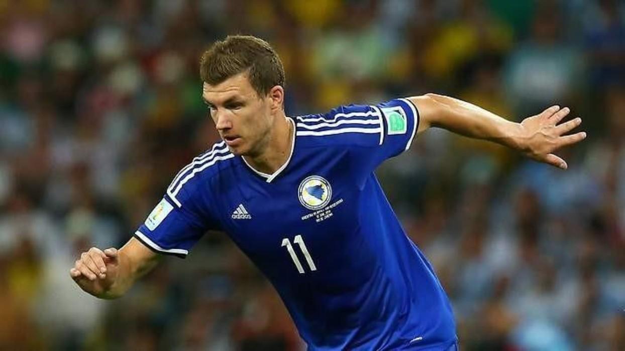 Dzeko con la maglia della Bosnia