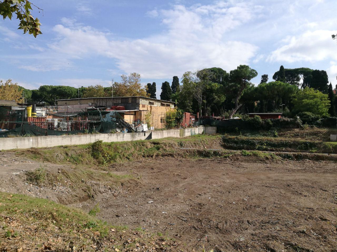 L’area di Campo Testaccio oggi: ripulita da buona parte della vegetazione, è ancora un’enorme buca