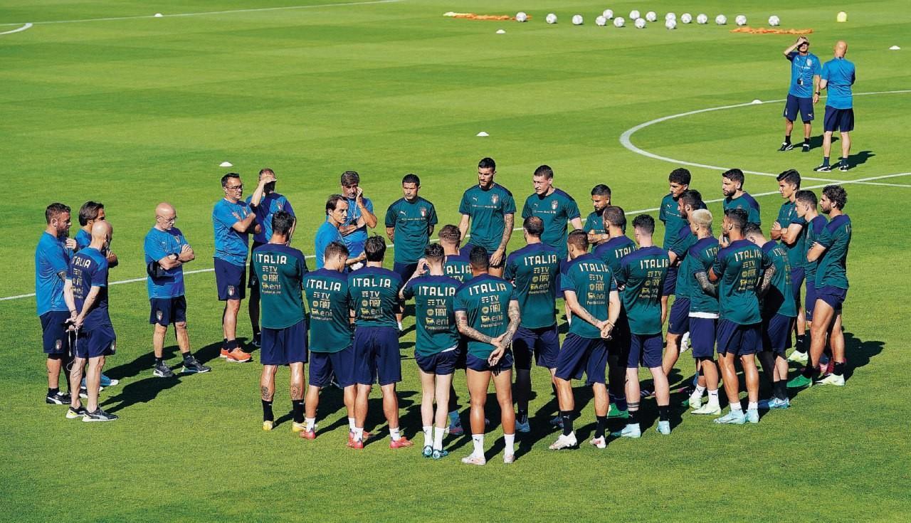 Foto di gruppo degli azzurri a Coverciano: tutti in cerchio mentre parla mister Mancini @Getty for Figc