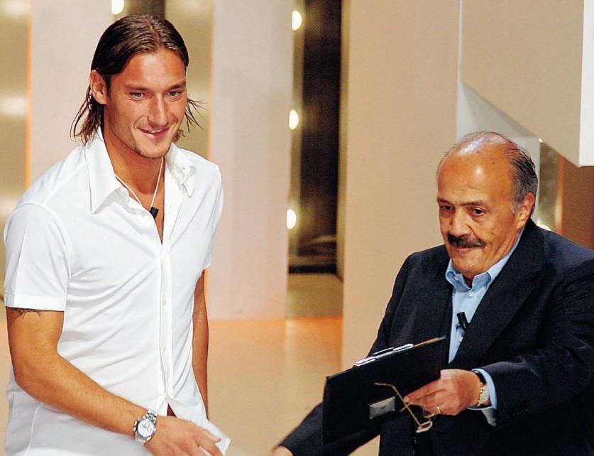 Maurizio Costanzo con Francesco Totti nel 2003, di LaPresse
