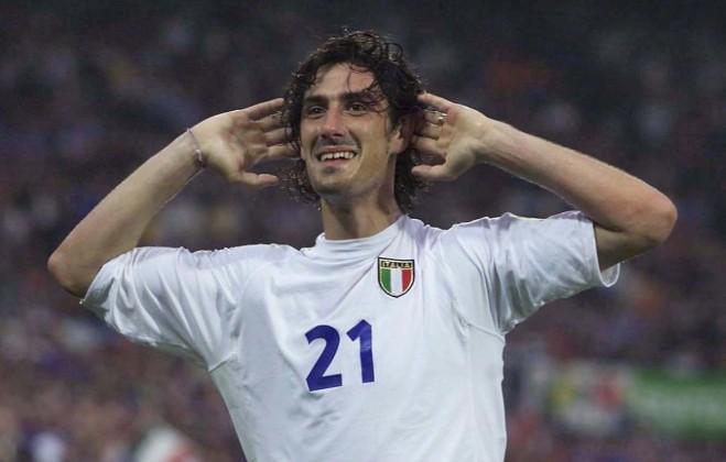 Marco Delvecchio esulta dopo il gol alla Francia a Euro 2000