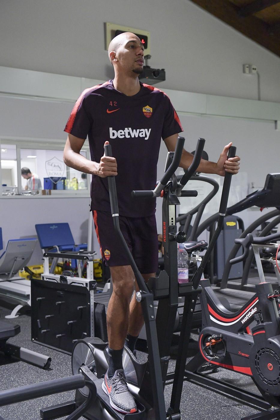 Nzonzi in palestra, di LaPresse