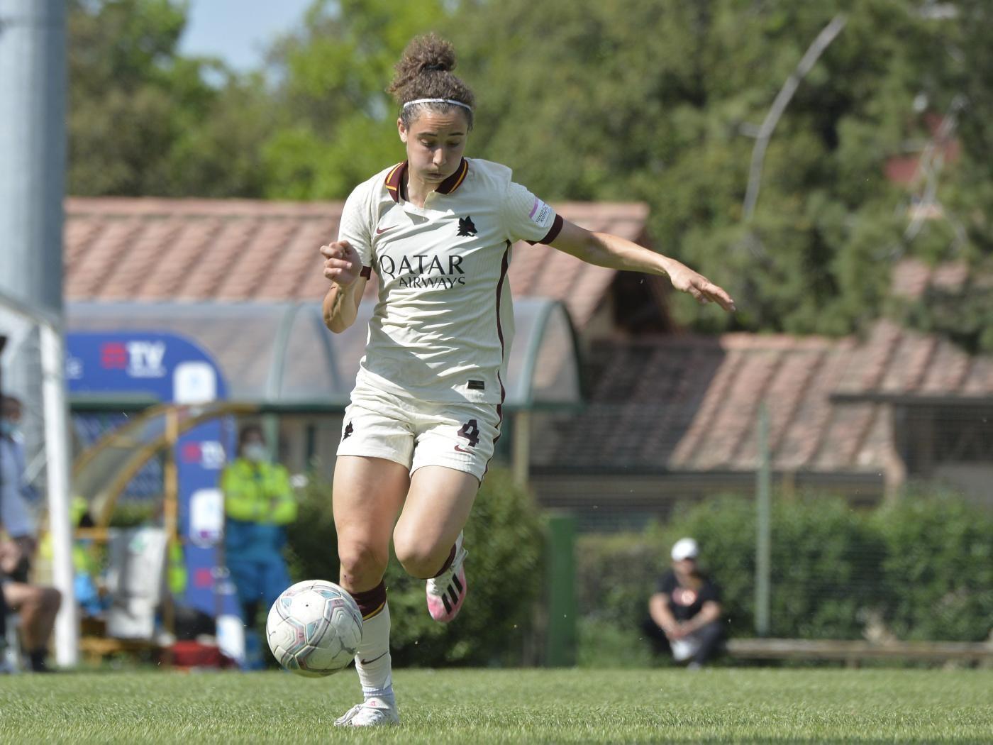 Angelica Soffia in campo con la maglia della Roma, di LaPresse