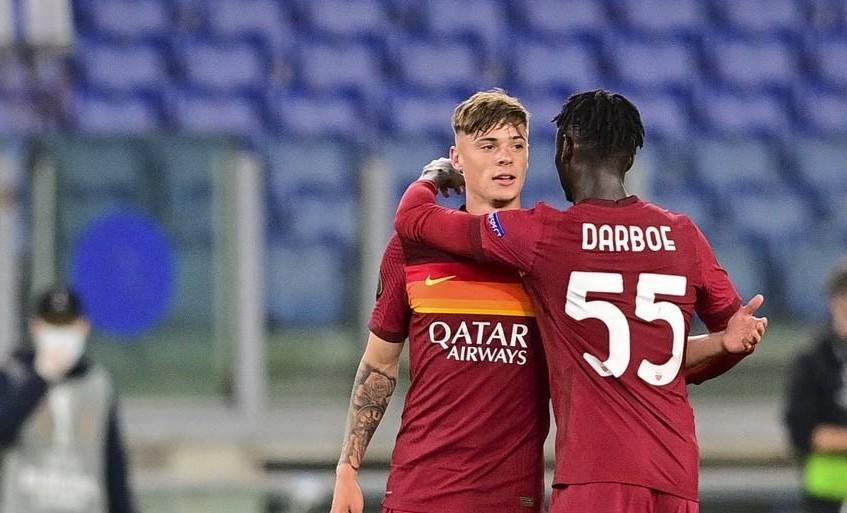 Zalewski e Darboe in campo contro il Manchester United, di LaPresse