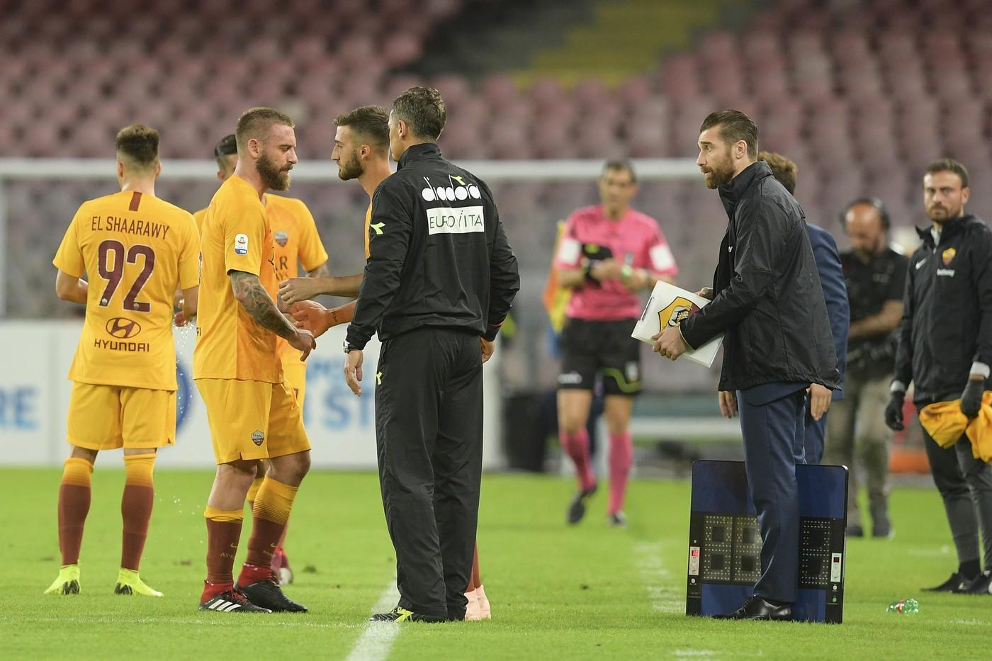 Il capitano lascia il campo per il dolore al ginocchio, di LaPresse