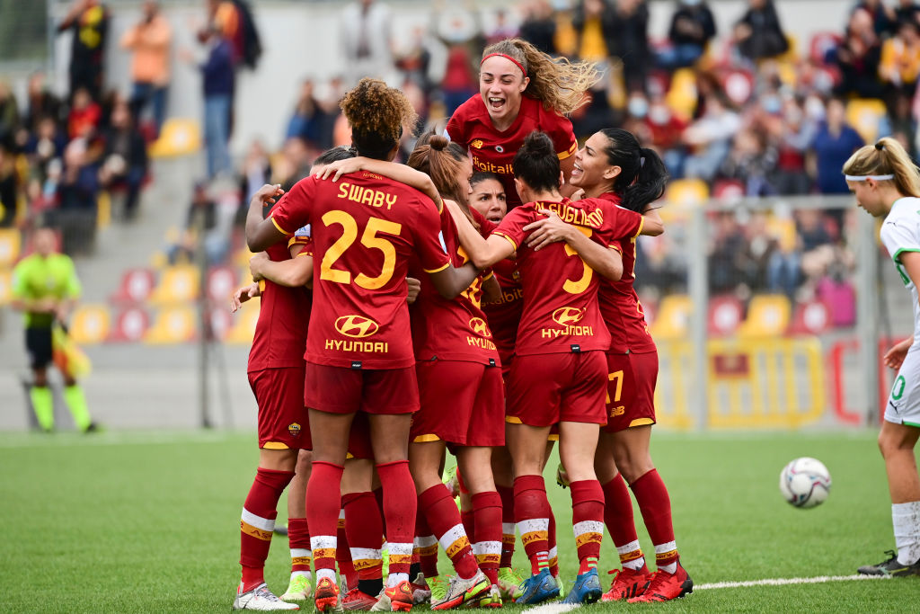 L'esultanza dopo la vittoria con il Sassuolo, con doppietta di Pirone (AS Roma via Getty Images)