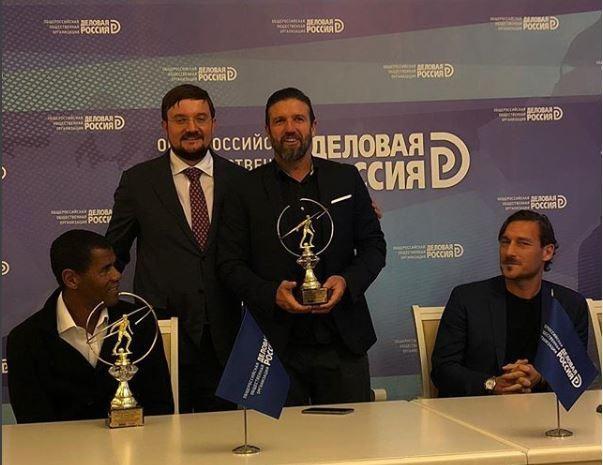 VIDEO - Totti, Aldair e Candela premiati in Russia per le gare fra leggende