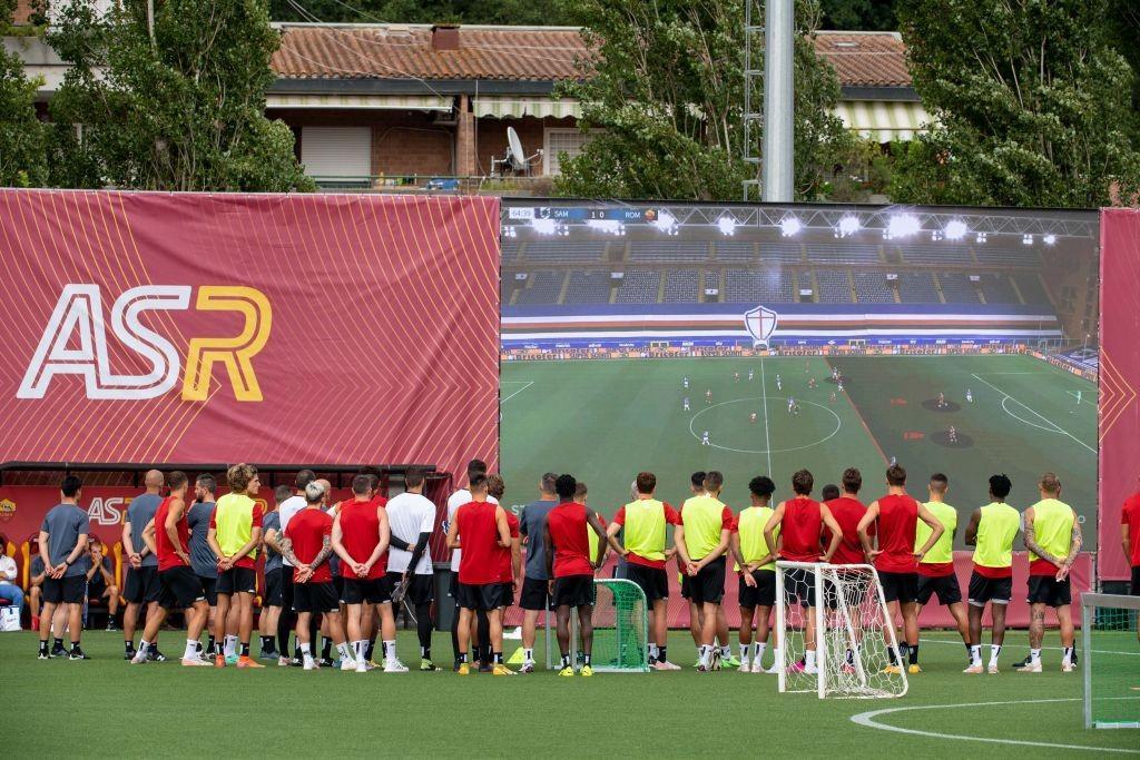 La squadra segue le direttive del tecnico sul maxi schermo (As Roma via Getty Images)