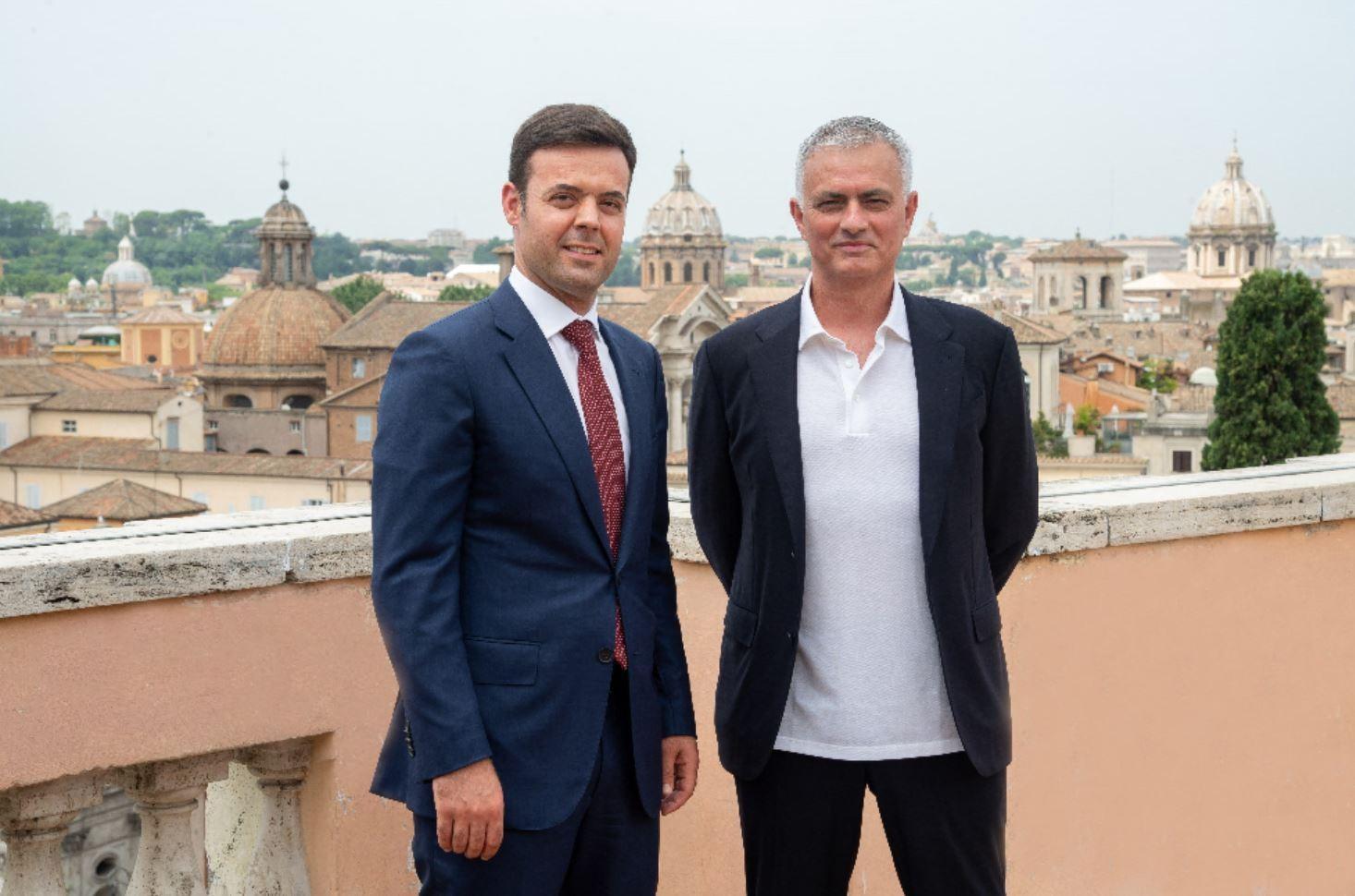 Il general manager Tiago Pinto con Mourinho @AS Roma via Getty Images 