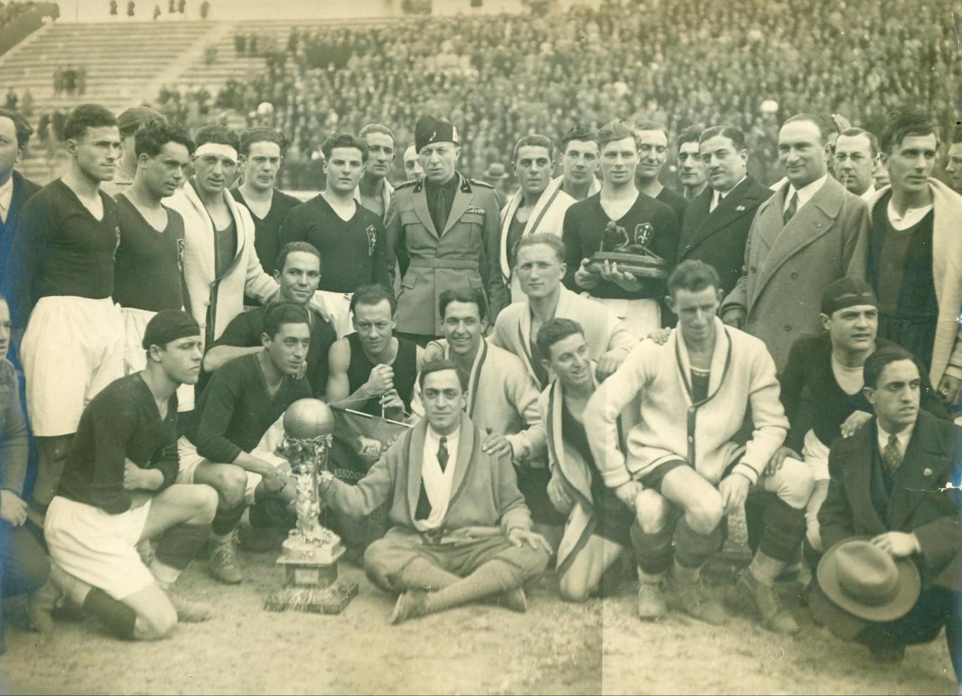 La Roma posa con la Coppa Coni, consegnata ai giallorossi il 24 febbraio 1929, in occasione di Roma-Triestina 4-0 