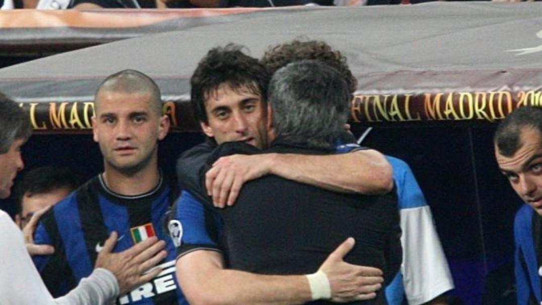 L'abbraccio tra Milito e Mourinho dopo la Champions vinta con l'Inter nel 2010 (Getty Images)