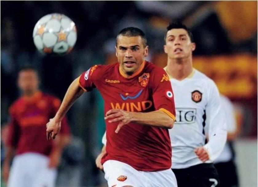 Tonetto in campo con la  maglia della Roma in Champions League nel 2008 (As Roma via Getty Images) 