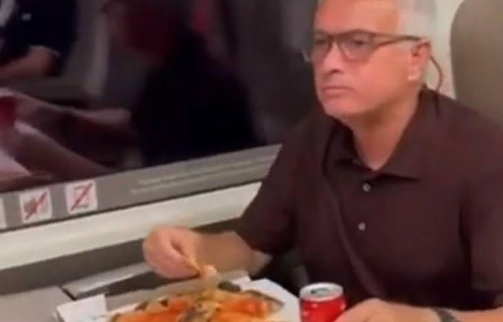 VIDEO - Mourinho mangia una pizza in treno dopo la Salernitana