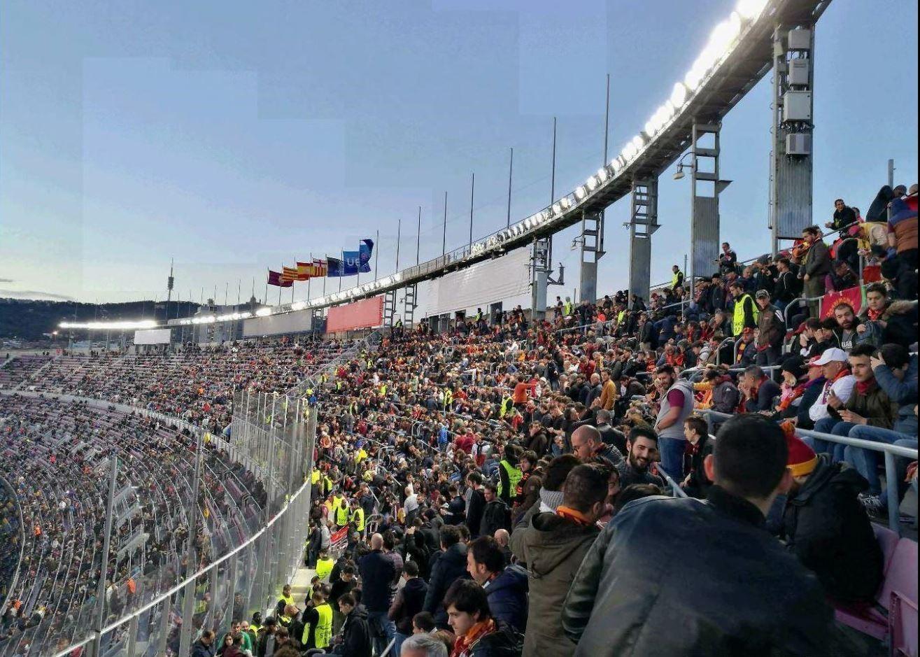 Tifosi della Roma in trasferta al Camp Nou di Barcellona nel 2018 