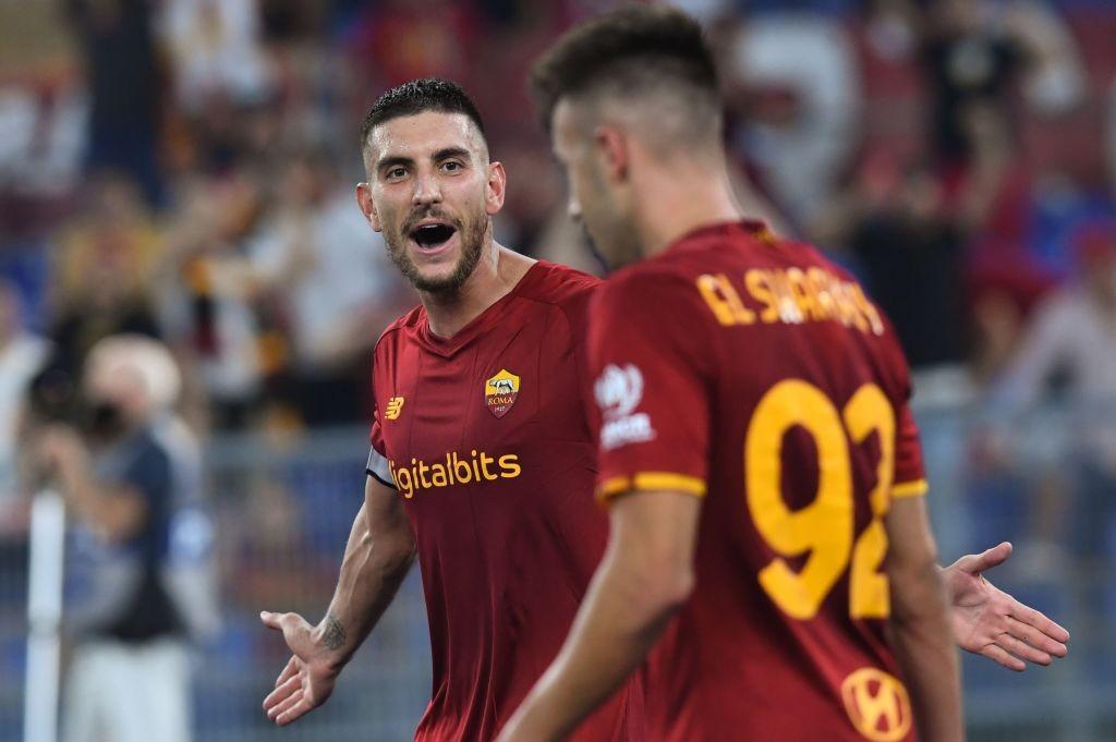 Pellegrini esulta con El Shaarawy dopo il gol vittoria contro il Sassuolo (As Roma via Getty Images) 