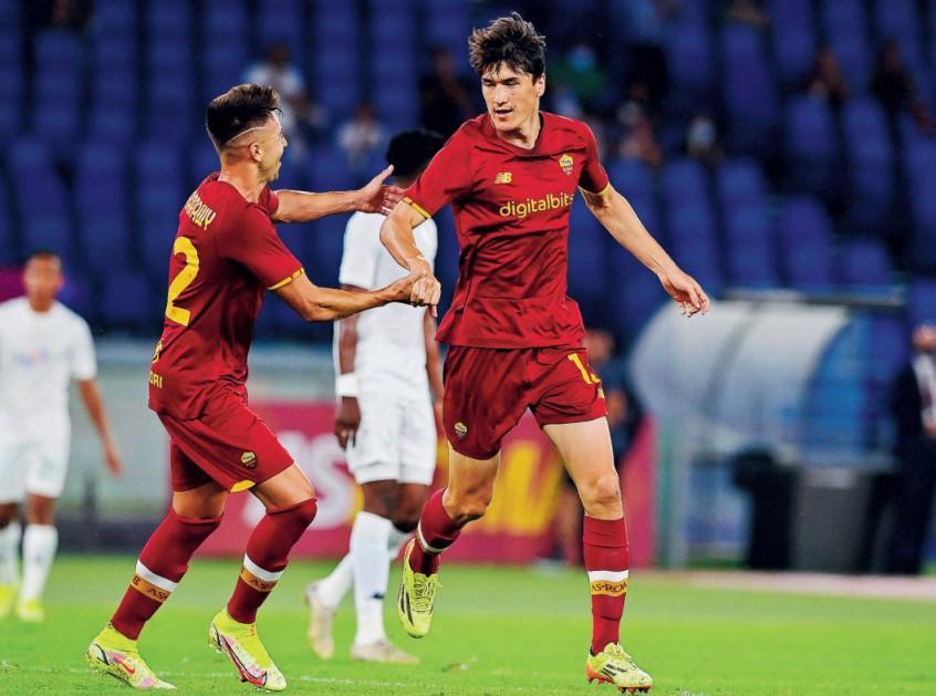 Eldor Shomurodov festeggiato da  El Shaarawy dopo il gol segnato nell’amichevole contro il Raja Casablanca (As Roma via Getty Images)