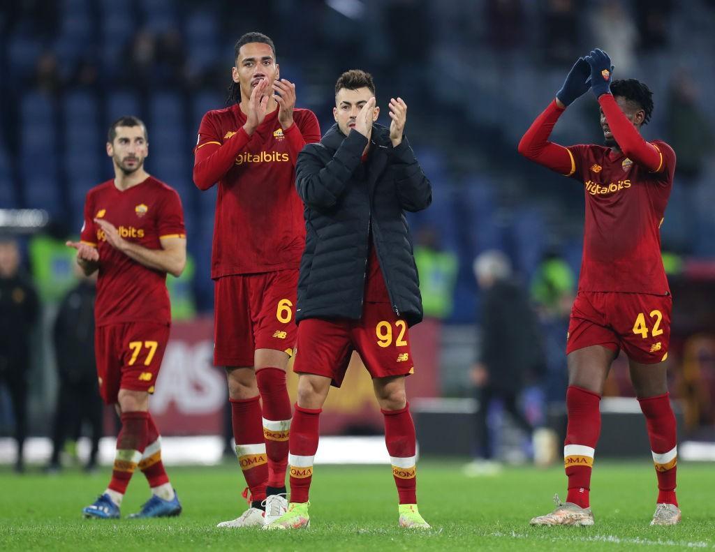 I calciatori della Roma applaudono i tifosi dopo la gara con il Torino (Getty Images)