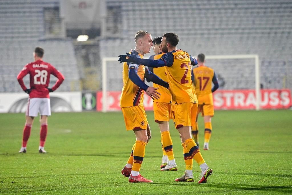 Mayoral e Karsdorp festeggiano il gol del 2-0 (AS Roma via Getty Images) 