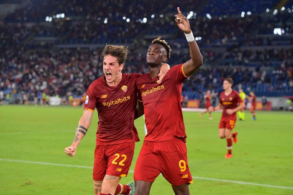 Zaniolo e Abraham festeggiano dopo il gol contro l'Udinese (AS Roma via Getty Images)