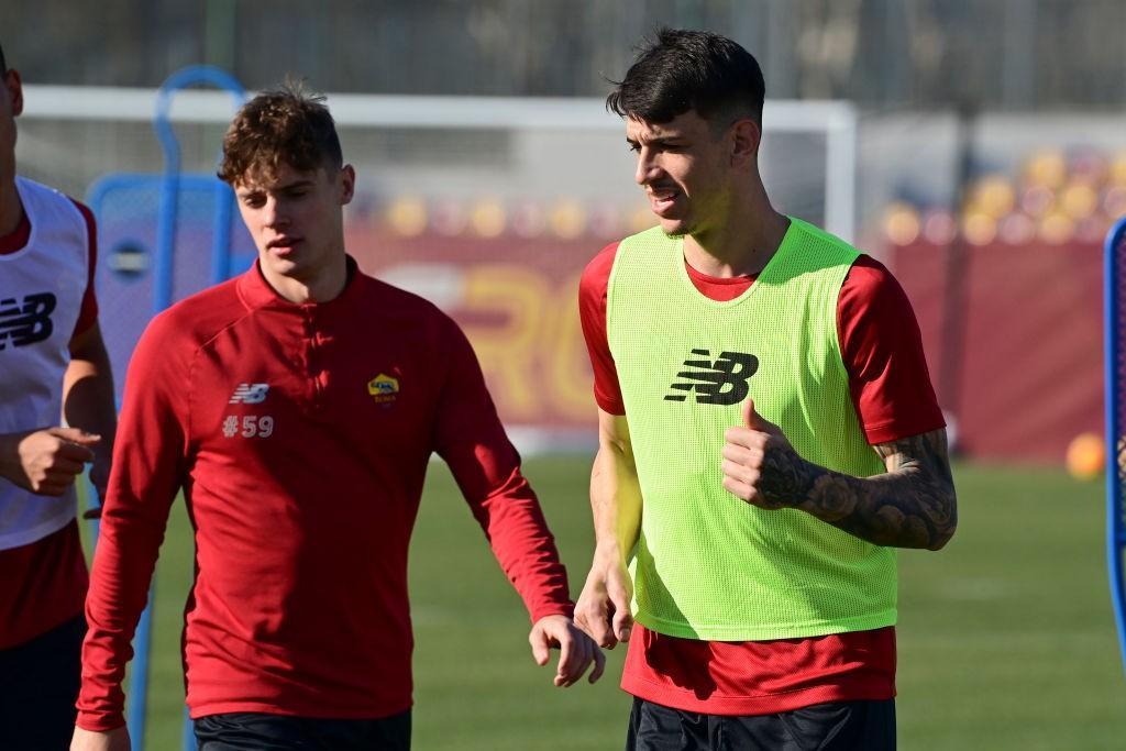 Ibanez e Zalewski durante l'allenamento di ieri a Trigoria (AS Roma via Getty Images) 