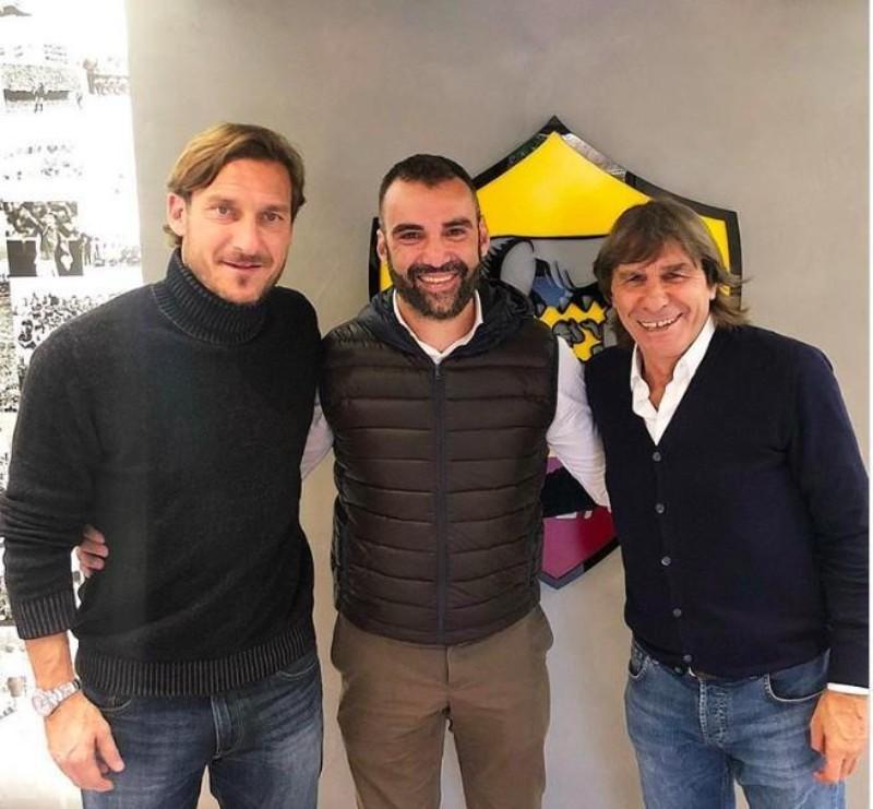 Choutos nel 2018 a Trigoria, con Totti e Conti (Foto dal suo profilo Instagram) 