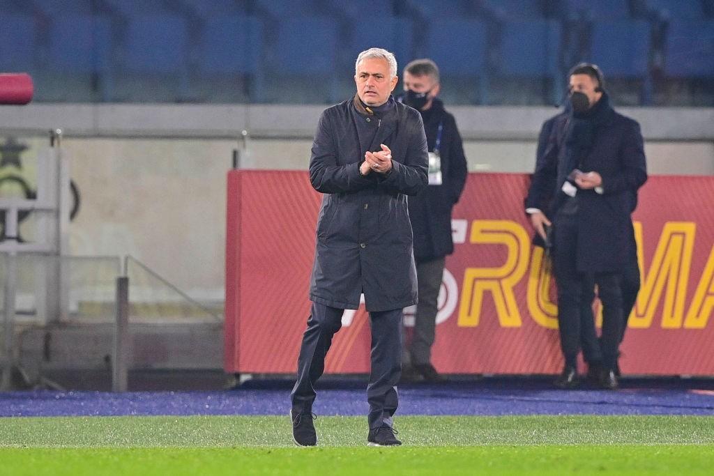 Mourinho in panchina nella gara contro il Cagliari (As Roma via Getty Images) 