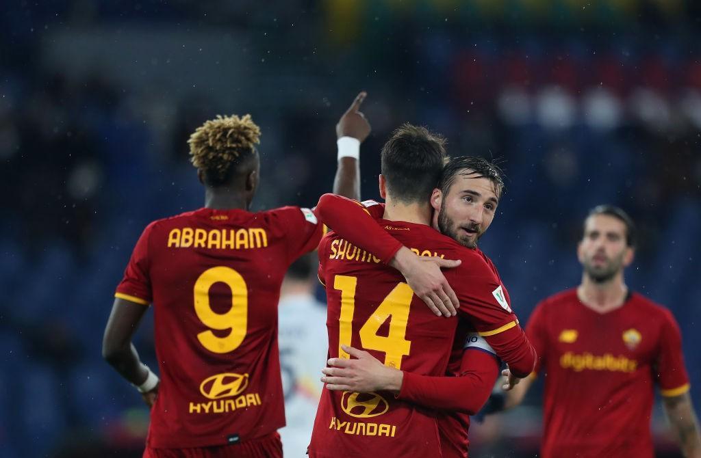 Shomurodov, Mkhitaryan ed Abraham esultano per il terzo gol al Lecce (As Roma via Getty Images) 