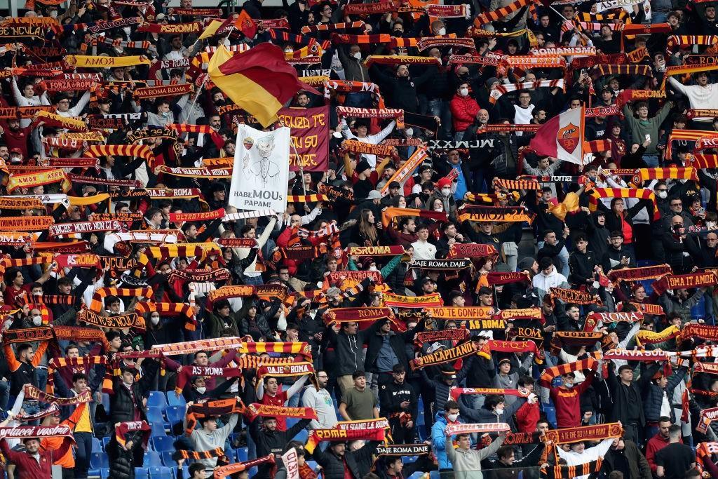 La sciarpata dei tifosi romanisti in Roma-Genoa (Getty Images) 