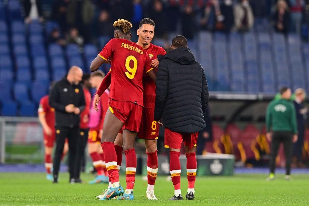 Abraham abbraccia Smalling dopo il pari col Vitesse (As Roma via Getty Images)