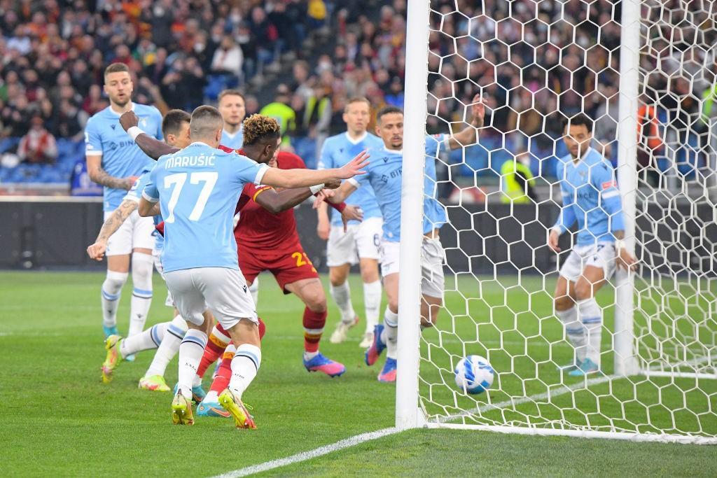 Il gol di Abraham sugli sviluppi di un corner che ha sbloccato il derby (As Roma via Getty Images) 