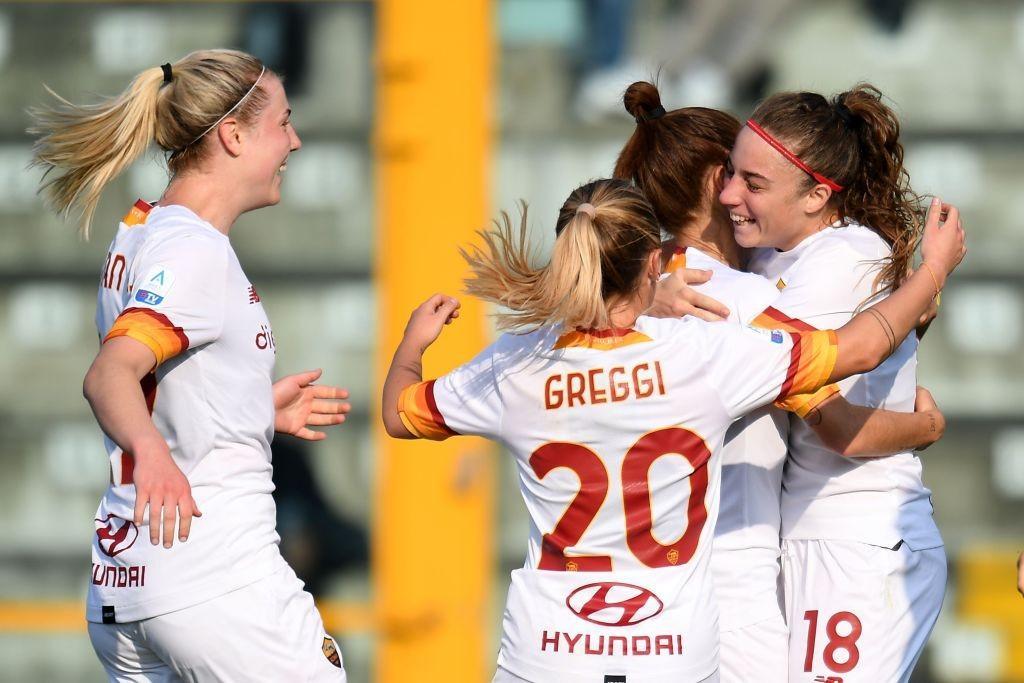 Haug, Greggi e Giugliano esultano con Glionna dopo la rete del 2-0 a Sassuolo (As Roma via Getty Images) 