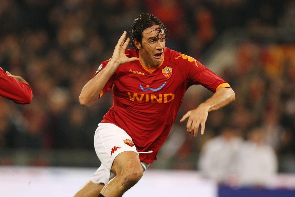 Luca Toni esulta per il gol all'Inter nel 2010 (As Roma via Getty Images)