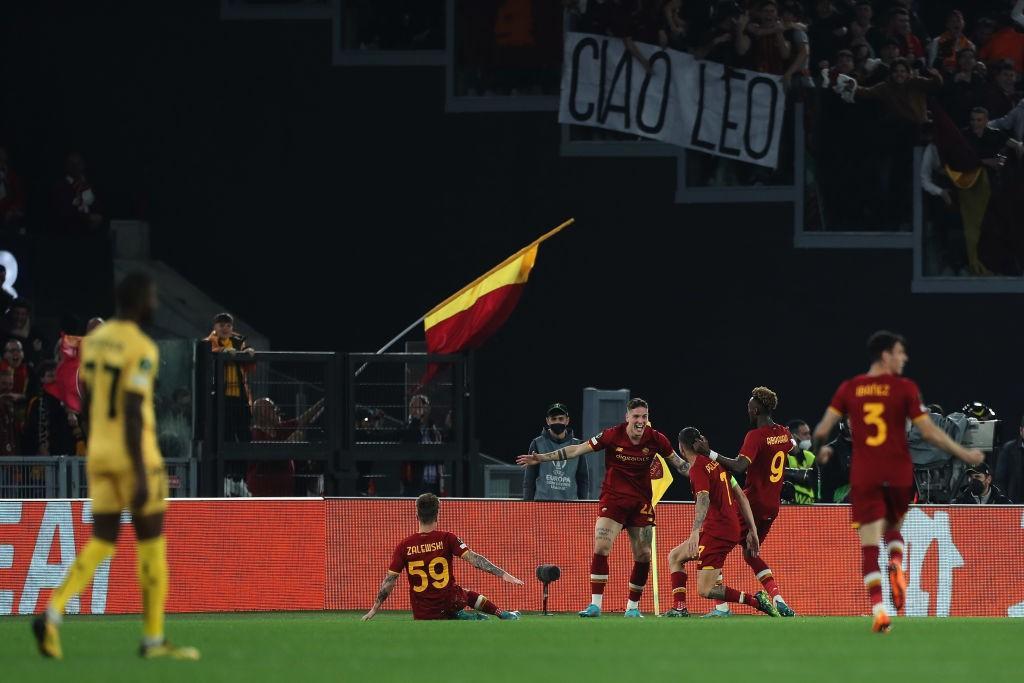 I giocatori esultano dopo il terzo gol di Zanilo (As Roma via Getty Images) 
