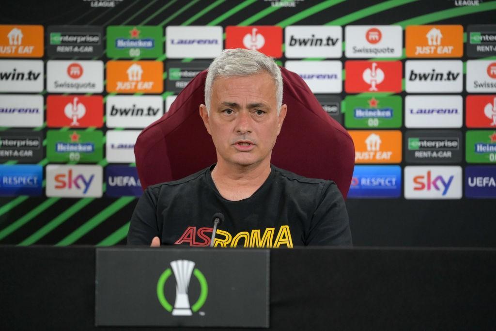 Mourinho in conferenza stampa (As Roma via Getty Images) 
