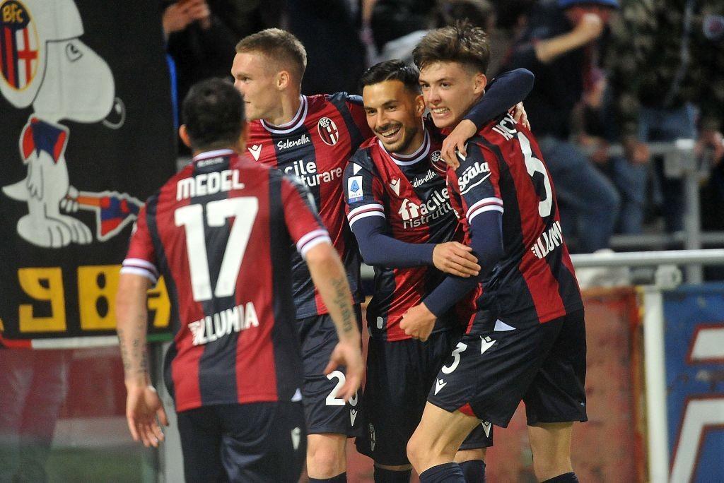 L'esultanza dei calciatori del Bologna dopo il gol del vantaggio di Sansone nel match contro l'Inter (Getty Images) 