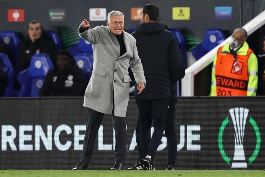 José Mourinho impartisce indicazioni durante Leicester-Roma (Getty Images) 