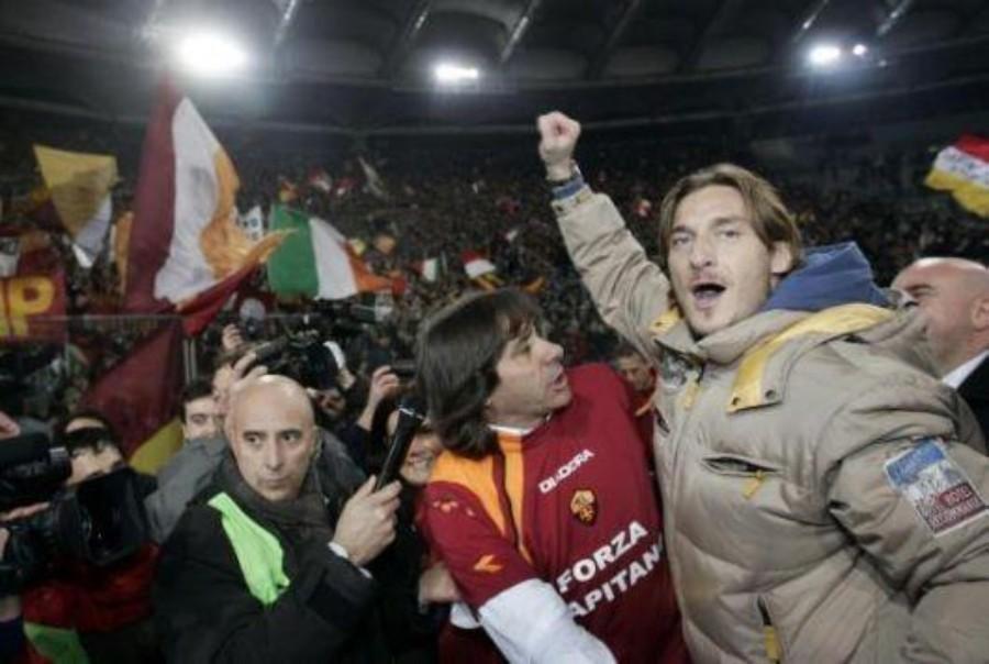 Francesco Totti e Bruno Conti festeggiano sotto la Curva Sud 