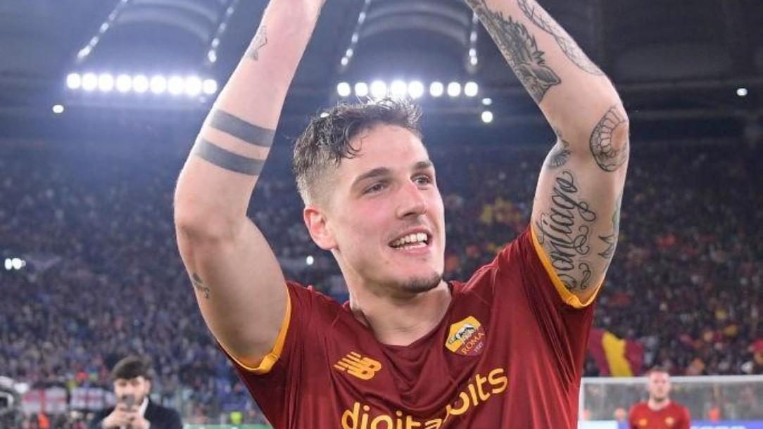 La gioia di Zaniolo dopo aver battuto il Leicester (AS Roma via Getty Images)