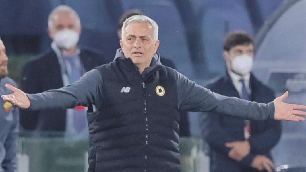 Mourinho nel finale della gara contro il Leicester (As Roma via Getty Images) 